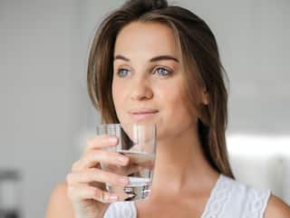 Health News : साध्या पाण्याऐवजी करा मिठाच्या पाण्याचं सेवन, आरोग्यासाठी लाभदायक