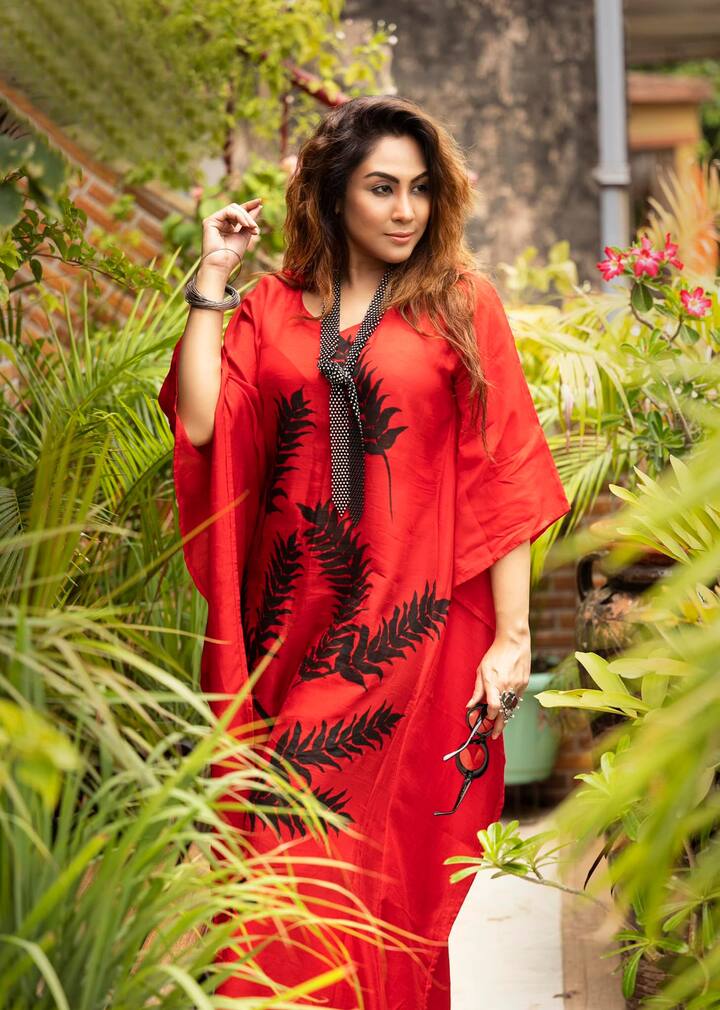 উচ্ছসিত হয়ে অভিনেত্রী প্রশ্ন করলেন, প্রধান চরিত্র কার? নিজের নাম শুনে এক মুহূর্তের জন্য চমকেও উঠলেন। তারপর সামলে নিয়ে পরিচালককে আশ্বাস দিলেন, 'হাতে ৮-৯ মাস সময় আছে তো? নিজেকে তৈরি করে নেব।'