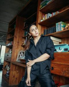 Brahmastra की सफलता के बीच सिंपल लुक में भी ध्यान खींचती नजर आईं Alia Bhatt, फोटो में चेहरे पर दिखा गजब का नूर