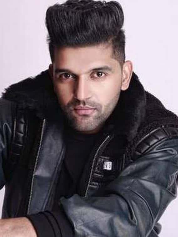 ਮਸ਼ਹੂਰ ਰੈਪਰ ਅਤੇ ਗਾਇਕ ਗੁਰੂ ਰੰਧਾਵਾ ਨਾਲ ਹਾਲ ਹੀ 'ਚ ਵਾਪਰੀ ਘਟਨਾ ਤੋਂ ਬਾਅਦ ਅਜਿਹਾ ਹਾਦਸਾ ਵਾਪਰ ਗਿਆ, ਜਿਸ ਕਾਰਨ ਉਹ ਵਾਲ-ਵਾਲ ਬਚ ਗਏ। ਕੈਨੇਡਾ ਦੇ ਵੈਨਕੂਵਰ 'ਚ ਇਕ ਸਮਾਗਮ ਤੋਂ ਬਾਅਦ ਜਦੋਂ ਉਹ ਆਪਣੀ ਕਾਰ 'ਚ ਬੈਠਣ ਲੱਗਾ ਤਾਂ ਕਿਸੇ ਨੇ ਉਨ੍ਹਾਂ 'ਤੇ ਪਿੱਛਿਓਂ ਹਮਲਾ ਕਰ ਦਿੱਤਾ, ਜਿਸ ਕਾਰਨ ਉਹ ਜ਼ਖਮੀ ਹੋ ਗਏ ਸੀ।