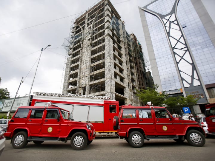 Ahmedabad Incidence: लिफ्ट गिरने से 7 लोगों की मौत के बाद AMC सख्त, बिल्डिंग निर्माण की अनुमति को किया निलंबित Ahmedabad Municipal Corporation suspends building permission after 7 people died due to lift collapse Ahmedabad Incidence: लिफ्ट गिरने से 7 लोगों की मौत के बाद AMC सख्त, बिल्डिंग निर्माण की अनुमति को किया निलंबित