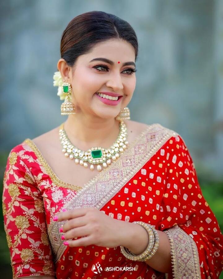 உந்தன் அசைவுகளில் யாவிலும் ஐ விழி அழகை கடந்து உன் இதயம் நுழைந்து என் ஐன்புலன் உணர்ந்திடும் ஐ....