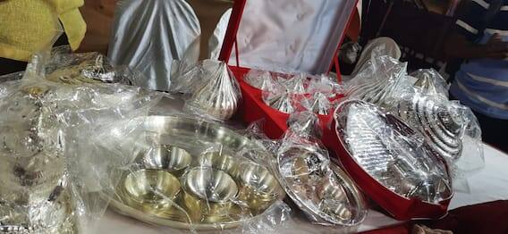 આ વર્ષે ભક્તોએ લાલ બાગના રાજાના દરબારમાં દિલ ખોલીને દાન આપ્યું હતું. ભક્તો દ્વારા લાલબાગના રાજાને અર્પણ કરવામાં આવેલ સોનું, ચાંદી અને અન્ય દાનની વસ્તુઓની હરાજી કરવામાં આવશે.