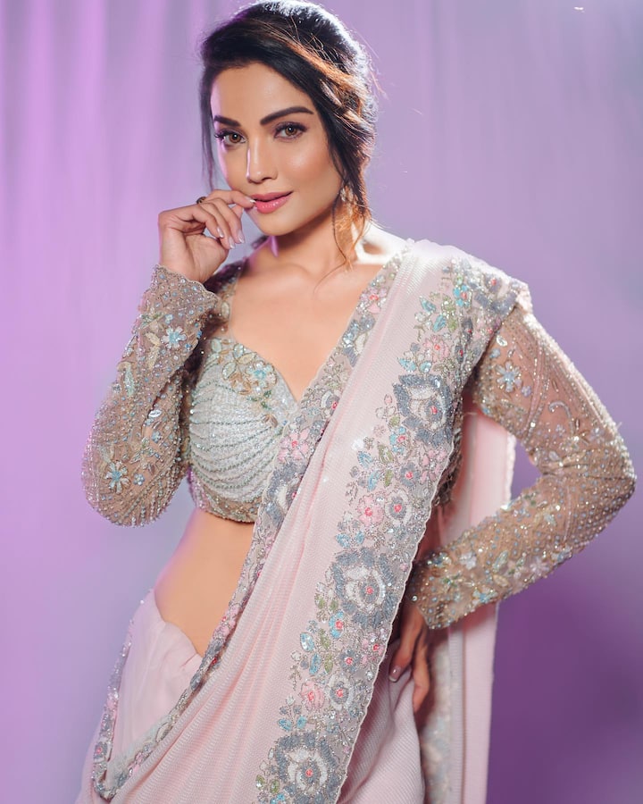इन दिनों अदा खान टीवी सीरियल्स से दूर हैं, लेकिन सोशल मीडिया पर काफी एक्टिव रहती हैं और अपने फैंस को अपडेटेड रखती हैं.