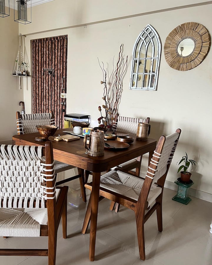 उनका नया फेवरेट कॉर्नर उनका डायनिंग एरिया है. लकड़ी का टेबल, खाट की कुर्सियां और कुछ एंटिक पीस इस जगह को बहुत अट्रैक्टिव बना रहे हैं.