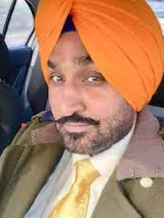 ਇਸ ਸੂਚੀ 'ਚ ਪੰਜਾਬੀ ਗਾਇਕ ਜੱਸੀ ਜਸਰਾਜ ਦਾ ਨਾਂ ਵੀ ਸ਼ਾਮਲ ਹੈ, ਜਿਸ 'ਤੇ ਕੁਝ ਅਣਪਛਾਤੇ ਲੋਕਾਂ ਨੇ ਵਿਚਕਾਰਲੀ ਸੜਕ 'ਤੇ ਪੱਥਰ ਮਾਰਕੇ ਹਮਲਾ ਕਰ ਦਿੱਤਾ ਸੀ।