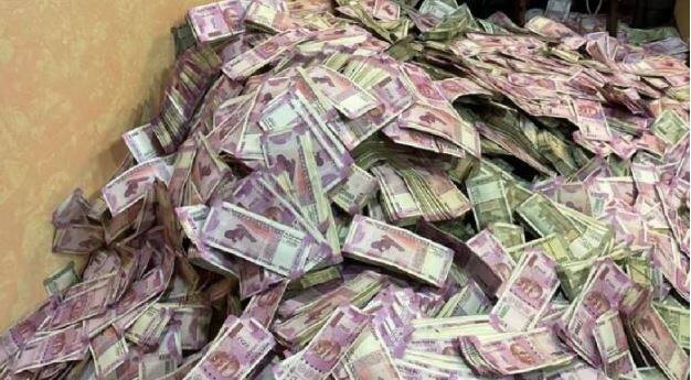 42 lakh rupees notes rotted in PNB bank, four officers suspended, investigation revealed this reason in Kanpur ਲਾਪਰਵਾਹੀ ਦਾ ਅਨੋਖਾ ਮਾਮਲਾ : PNB ਦੀ ਕਰੰਸੀ ਚੈਸਟ 'ਚ ਗਲੇ 42 ਲੱਖ ਦੇ ਨੋਟ, ਚਾਰ ਬੈਂਕ ਅਧਿਕਾਰੀ ਸਸਪੈਂਡ 