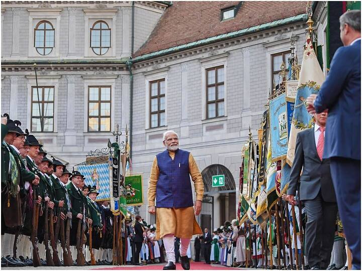 अब तक अपने स्टाइल से सबको चौंकाते आए प्रधानमंत्री नरेंद्र मोदी 17 सितंबर को अपना 72वां जन्मदिन मनाएंगे. पीएम मोदी एक ऐसे प्रधानमंत्री हैं, जो रंगों और अपने लुक पर खास ध्यान देते हैं. (ये तस्वीर इसी साल प्रधानमंत्री के जर्मनी दौरे की है)