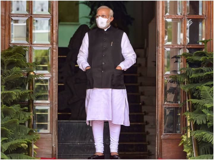 बात चाहें मोदी कुर्ते की हो या मोदी जैकेट की, शॉल या स्टोल की हो या फिर पगड़ी की, हर बार उनका लुक सुर्खियां बटोरने में कामयाब रहा है. पीएम मोदी के बारे में एक बात कही जाती है कि, वो जिस जगह जाएं, वहीं के रंग में रंगे नजर आते हैं.