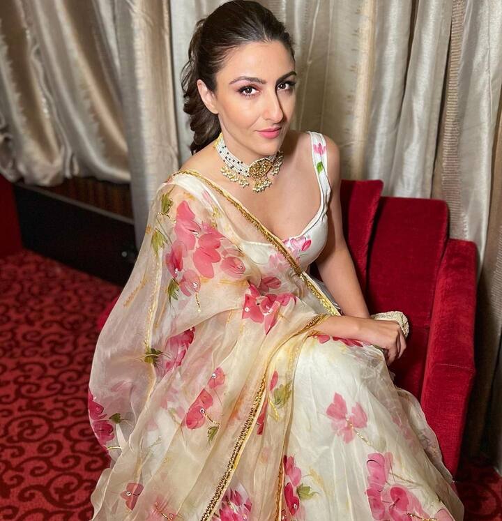 नवाबी खानदान से ताल्लुक रखने वाली सोहा अली खान (Soha Ali Khan) भले ही काम से दूर रही हों, लेकिन उनकी पॉपुलैरिटी में कोई कमी नहीं आई है. सोहा ने बीते दिनों ट्रेडिशनल अवतार में अपनी फोटोज से सोशल मीडिया पर सनसनी मचा दी थी.