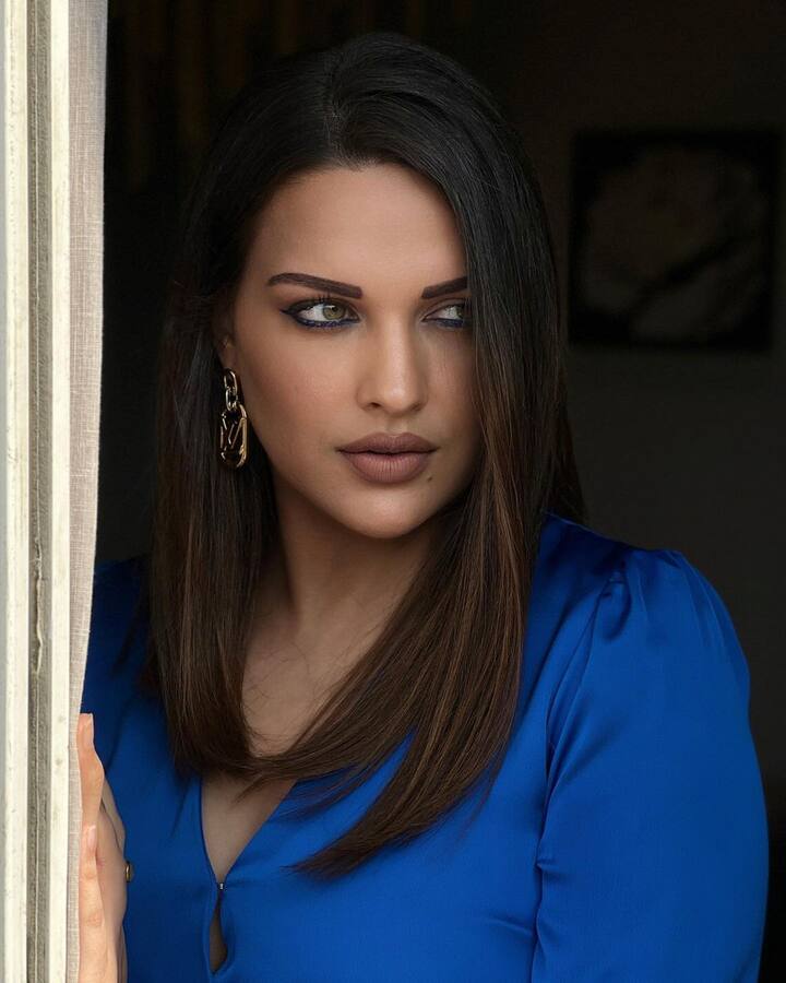 हिमांशीच्या खास स्टाइलचे लाखो चाहते आहेत.  (फोटो सौजन्य:/iamhimanshikhurana/इंस्टाग्राम)