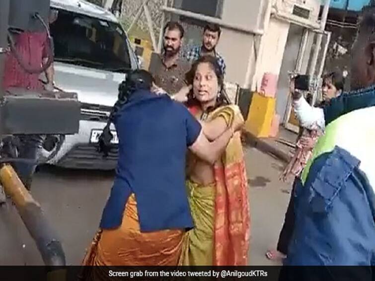 Caught On Camera Two Women Thrash Each Other During Fight At Nashik Toll Plaza முடியை பிடித்து இழுத்து.. சாலையில் பெண்கள் ஒருவரையொருவர் தாக்கி கொள்ளும் ஷாக் வீடியோ...காரணத்த கொஞ்சம் கேளுங்க