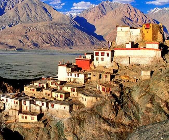 इस यात्रा के दौरान आपको लेह में स्तूप एवं मठ दर्शन, शाम वैली में लेह पैलेस, शांतिस्तूप, गुरूद्वारा, नुब्रा वैली में स्थित कैंप में रात्रि विश्राम, दिस्कीत, हुण्डर व तुर्तुक गॉव एवं स्थानीय जगहों की सैर करने का मौका मिलेगा.