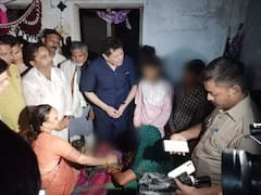 लखीमपुर खीरी: पीड़ित परिवार से मिलने पहुंचे कांग्रेस के कई नेता, दो लाख रुपये की दी आर्थिक मदद