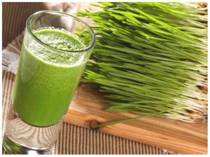 डेंगू में व्हीट ग्रास जूस पीने से मरीज की हालत में तेजी से सुधार आता है. गेहूं की घास से बने इस जूस को पीने से प्लेटलेट्स तेजी से बढ़ते हैं.