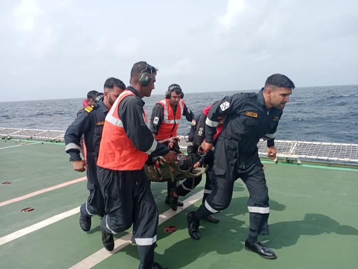 रत्नागिरी किनार्‍यापासून सुमारे 41 मैल पश्चिमेला  बुडत असलेल्या जहाजातील 19 जणांना वाचवण्यात भारतीय तटरक्षक दलाला (Indian Coast Guard)  मोठे यश मिळाले आहे