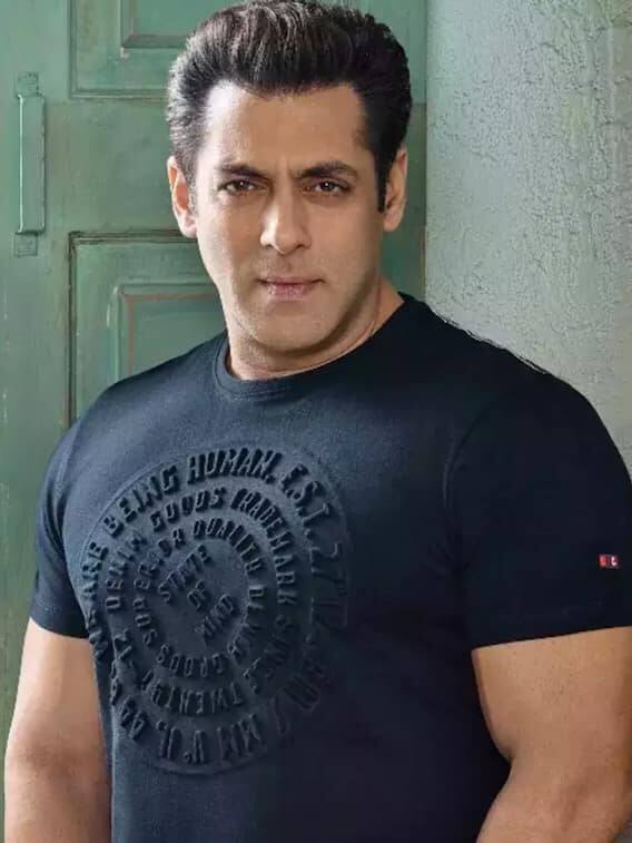 ਸੁਪਰਸਟਾਰ ਸਲਮਾਨ ਖਾਨ ਦੀ ਜਾਨ ਕਾਫੀ ਸਮੇਂ ਤੋਂ ਖਤਰੇ 'ਚ ਹੈ। ਬਿਸ਼ਨੋਈ ਗੈਂਗ ਨੇ ਉਨ੍ਹਾਂ ਨੂੰ 4 ਵਾਰ ਮਾਰਨ ਦੀ ਕੋਸ਼ਿਸ਼ ਕੀਤੀ ਹੈ। ਖਬਰਾਂ ਮੁਤਾਬਕ ਅਸਫਲ ਬਿਸ਼ਨੋਈ ਗੈਂਗ ਨੇ ਇਸ ਕੋਸ਼ਿਸ਼ 'ਚ ਪਲਾਨ ਬੀ ਬਣਾਇਆ ਸੀ ਅਤੇ ਹਾਲ ਹੀ 'ਚ ਖਬਰ ਸਾਹਮਣੇ ਆਈ ਸੀ ਕਿ ਅਭਿਨੇਤਾ ਦੇ ਪਨਵੇਲ ਫਾਰਮ ਹਾਊਸ ਨੇੜੇ ਉਨ੍ਹਾਂ ਨੂੰ ਮਾਰਨ ਦੀ ਯੋਜਨਾ ਬਣਾਈ ਗਈ ਸੀ।