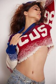 Sharvari Wagh: ਸ਼ਰਵਰੀ ਵਾਘ ਨੇ ਕ੍ਰੌਪ ਟਾਪ ਅਤੇ ਡੈਨੀਮ ਵਿੱਚ ਦਿਖਾਇਆ ਗਲੈਮਰਸ ਲੁੱਕ, ਵਾਇਰਲ ਹੋ ਰਹੀਆਂ ਹਨ ਫੋਟੋਆਂ