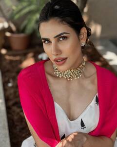 सूट पहन दुपट्टा लहराकर इतराई Sonnalli Seygall, ग्लैमर छोड़ संस्कारी अवतार में फैंस को बनाया दीवाना