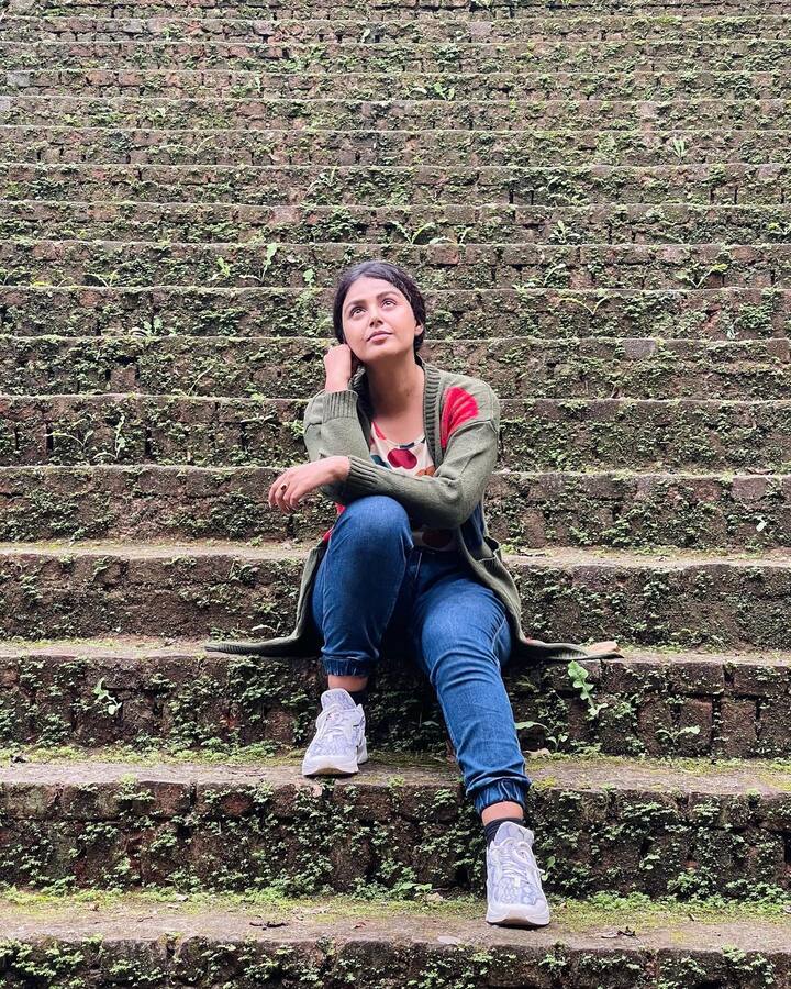 సుడిగాడు సినిమాతో తెలుగులోకి ఎంట్రీ ఇచ్చింది మోనాల్ గజ్జర్. ఆ తరువాత కూడా మూడు నాలుగు సినిమాలు చేసింది కానీ ఏవి గుర్తింపు తీసుకురాలేకపోయాయి. Image credit: Monal Gajjar/Instagram