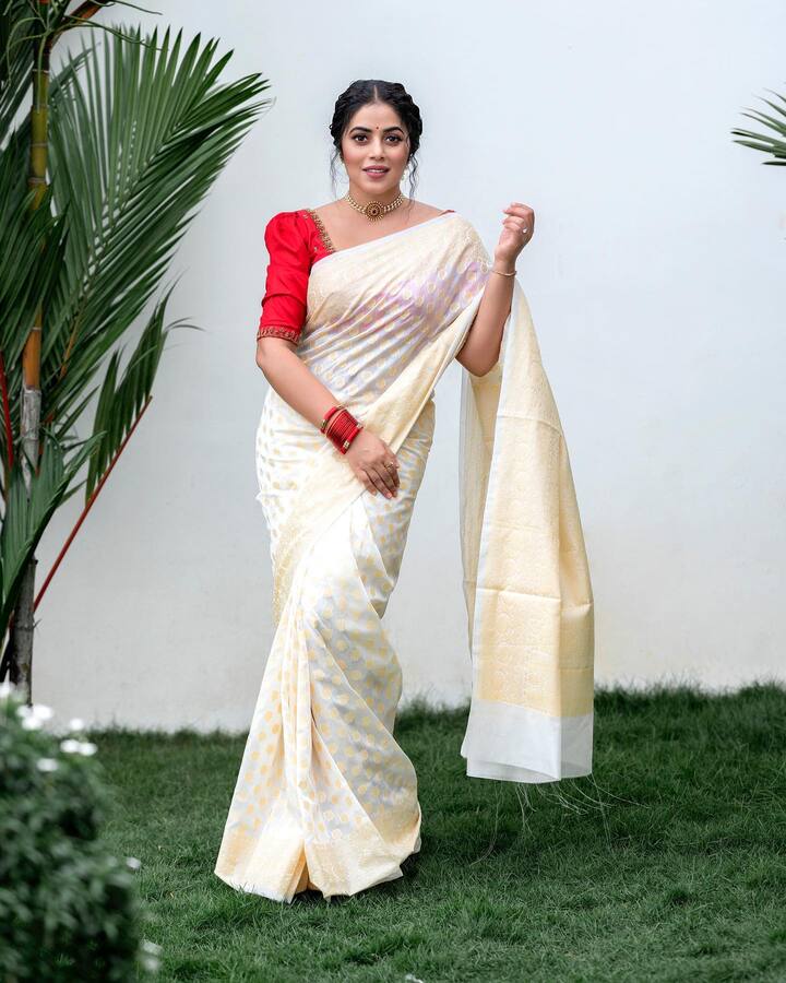 అటు బాలయ్య అఖండ సినిమాలోను నటించింది. ఈ సినిమాలో తన నటకు మంచి మార్కులే పడ్డాయి. Photo credit: shamnakasim/instagram