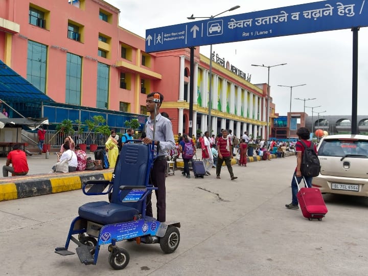 Delhi HC to Railway Provide Free Human Assistance and Wheelchair For Handicapped People at Stations Delhi: दिल्ली हाई कोर्ट ने रेलवे से कहा- स्टेशनों पर दिव्यागों को फ्री में मिले व्हीलचेयर और मानवीय सहायता