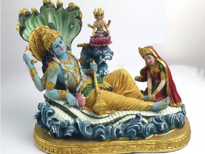 श्राद्ध पक्ष में इंदिरा एकादशी का व्रत करने से पितरों को मोक्ष की प्राप्ति होती है. इस दिन ब्राह्मणों को भोजन और दान देने से पितर प्रसन्न होते हैं. पितृ दोष समाप्त के लिए ये उपाय बहुत लाभकारी है.