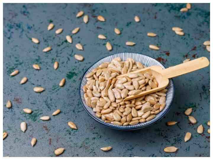 सूरजमुखी के बीजों से तैयार तेल और बीज का सेवन करें. इससे विटामिन ई भरपूर रूप से मिल सकता है.  (Photo - Freepik)