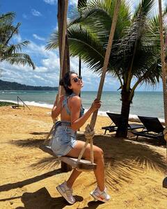 समंदर किनारे शॉर्ट्स पहने टीवी एक्ट्रेस Asha Negi ने दिखाया सिजलिंग अवतार, देखें लग्जरी वेकेशन फोटोज