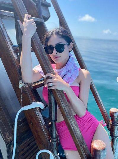 ਮੌਨੀ ਰਾਏ 'ਬ੍ਰਹਮਾਸਤਰ' ਦੀ ਸਫਲਤਾ ਤੋਂ ਕਾਫੀ ਖੁਸ਼ ਹੈ ਅਤੇ ਉਹ ਇਨ੍ਹੀਂ ਦਿਨੀਂ ਮਾਲਦੀਵ 'ਚ ਮਸਤੀ ਕਰਦੀ ਨਜ਼ਰ ਆ ਰਹੀ ਹੈ। ਉਨ੍ਹਾਂ ਨੇ ਤਸਵੀਰਾਂ ਸ਼ੇਅਰ ਕਰਦੇ ਹੋਏ ਇੱਕ ਲੰਮਾ ਨੋਟ ਲਿਖਿਆ ਹੈ। ਉਸ ਨੇ ਰੱਬ ਦੀ ਭਗਤੀ ਅਤੇ ਮਿਹਨਤ ਨਾਲ ਸਬੰਧਤ ਇੱਕ ਪ੍ਰੇਰਨਾਦਾਇਕ ਨੋਟ ਲਿਖਿਆ ਹੈ। ਉਸ ਨੇ ਲਿਖਿਆ ਕਿ ਤੁਸੀਂ ਜੋ ਵੀ ਚਾਹੁੰਦੇ ਹੋ, ਜੇਕਰ ਤੁਸੀਂ ਉਸ ਨੂੰ ਸਖ਼ਤ ਮਿਹਨਤ ਅਤੇ ਲਗਨ ਨਾਲ ਕਰੋਗੇ, ਤਾਂ ਇਹ ਯਕੀਨੀ ਤੌਰ 'ਤੇ ਤੁਹਾਡੇ ਹੱਥ ਵਿੱਚ ਹੋਵੇਗਾ।