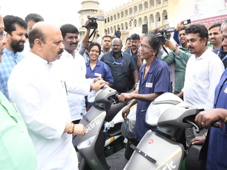 Sanitation workers get free electric two-wheelers from Karnataka CM துப்புரவு தொழிலாளர்களுக்கு இலவச எலெக்ட்ரிக் ஸ்கூட்டர் - கர்நாடக அரசின் புதிய திட்டம்!