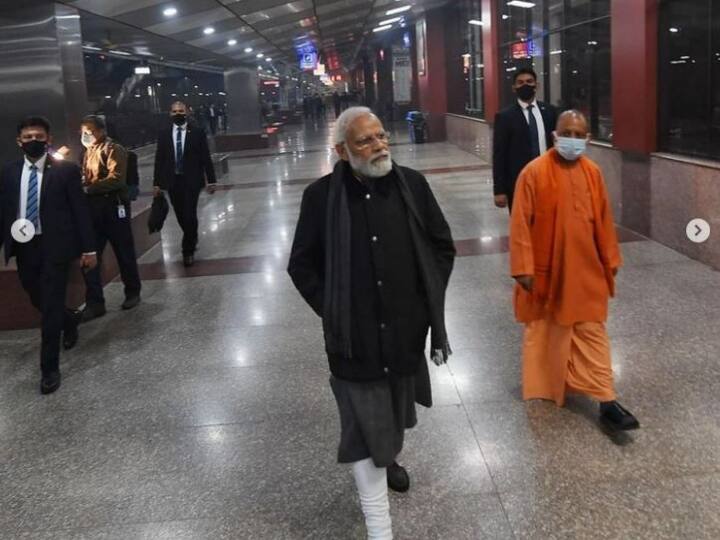 यह तस्वीर प्रधानमंत्री के संसदीय क्षेत्र वाराणसी की हैं, जहां पीएम मोदी बनारस रेलवे स्टेशन (पहले मंडुवाडीह) का जायजा लेने पहुंचे था. पीएम मोदी ने इस अवसर पर काले रंग के कोट के साथ चारकोल कलर का कुर्ता पहना हुआ है. पीएम मोदी के गले में पड़ा मफलर उनके ड्रेस की खूबसूरती को और बढ़ा रहा था.