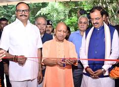 पीएम मोदी के जीवन पर फोटो प्रदर्शनी का आयोजन, सीएम योगी ने किया उद्घाटन