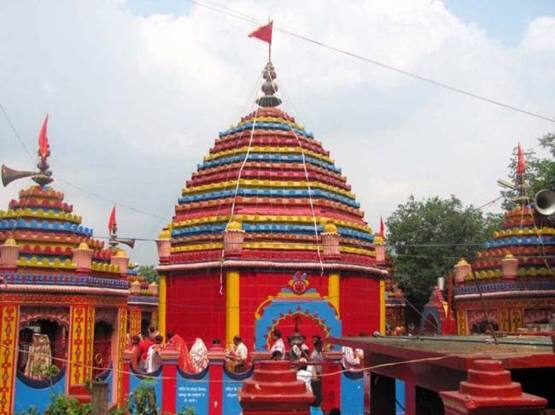 मान्यताओं के मुताबिक ये मंदिर करीब 6000 साल पुराना बताया जाता है. मंदिर की उत्तरी दीवार पर शिलाखंड पर मां छिन्नमस्तिका के दिव्य रूप की झलक दिखाई देती है. एक्सपर्ट्स का कहना है कि इस मंदिर का निर्माण महाभारतकालीन है.