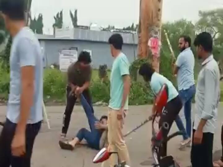Indore man was beaten with sticks over an old dispute video gone viral in MP ANN Indore News: पुराने विवाद पर दिनदहाड़े एक युवक को लाठी-डंडों से पीटा, वीडियो हुआ वायरल