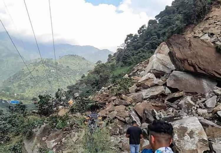 17 People Killed and many missing in Nepal After Heavy Rain Triggers Landslides Nepal Landslide Deaths: बारिश-बाढ़ और भूस्खलन से नेपाल में भारी तबाही, 17 लोगों की मौत, कई लापता