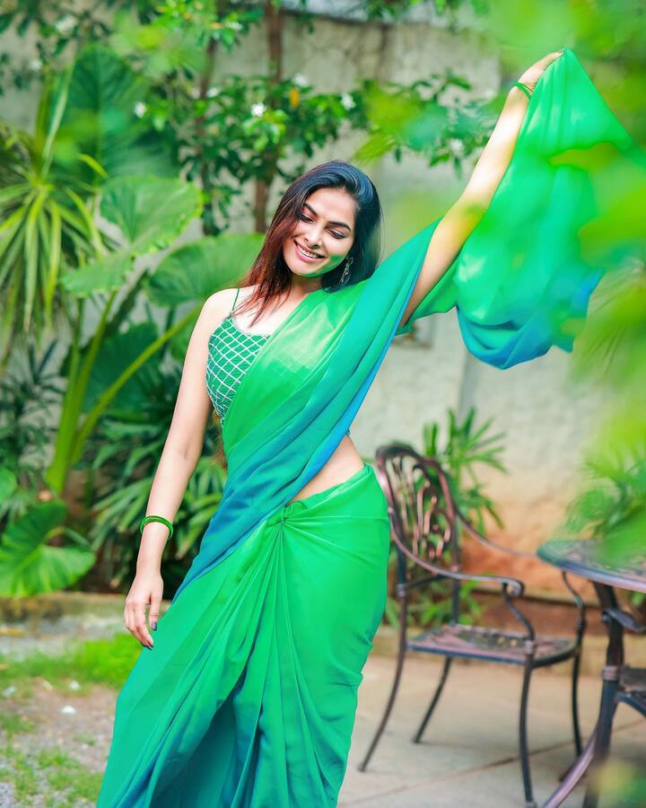 ప్రకృతి అందాల నడుమ పచ్చని చీర కట్టి చిలుకలా మెరిసిపోతున్న బిగ్ బాస్ బ్యూటీ దివి. Image Credit: Divi Vadthya/Instagram