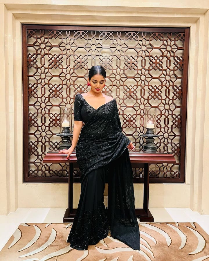ఇతర భాషా చిత్రాల్లో కూడా అవకాశాలు దక్కించుకుంటోంది. -Image credit: Ananya Nagalla/Instagram