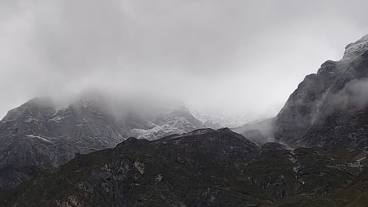 वहीं, बारिश की वजह से गंगा का जलस्तर भी काफी बढ़ गया है जिसकी वजह से ऋषिकेश में राफ्टिंग बंद कर दी गई.