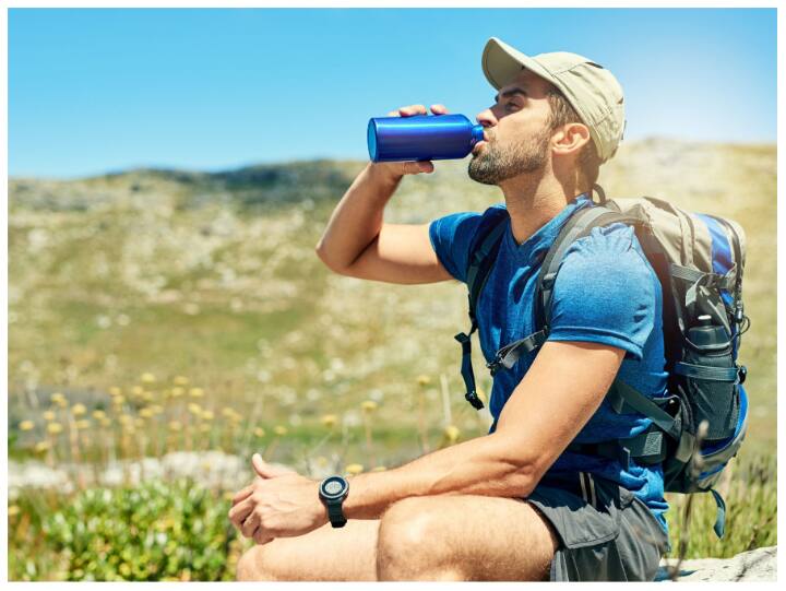 हिल स्टेशन घूमने जाते हैं तो काफी चढ़ाई चढ़नी पड़ती है. ऐसे में एनर्जी के लिए साथ में चॉकलेट जरूर रखें. इसके अलावा साथ में पानी की बोतल जरूर कैरी करें.