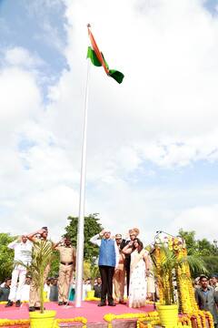 Photo: मुख्यमंत्री शिंदेंसह 'या' मंत्र्यांनी केलं मराठवाड्यातील आठही जिल्ह्यात ध्वजारोहण