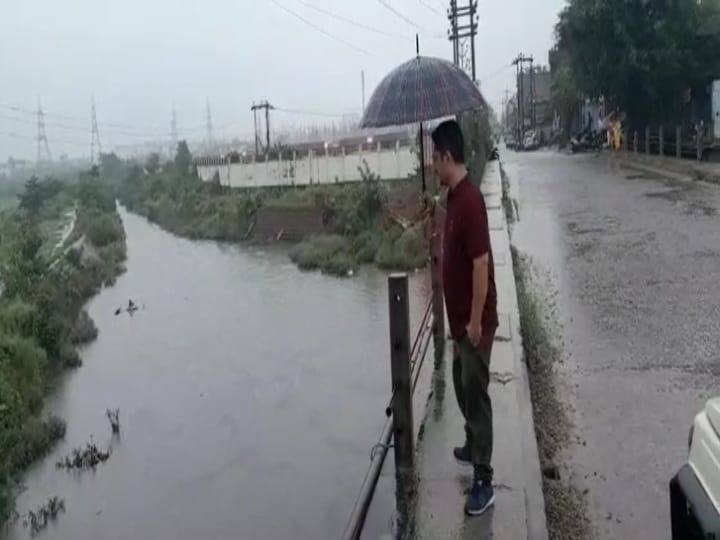 udham singh nagar The water level of rivers increased due to heavy rains Officer alert ann Udham Singh Nagar: भारी बारिश से नदियों का जलस्तर बढ़ा, अधिकारियों ने आपदा कंट्रोल रूम पर डाला डेरा