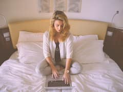 గంటల తరబడి కూర్చునే ఉంటున్నారా? ఈ రిస్క్ తప్పదంటున్న నిపుణులు