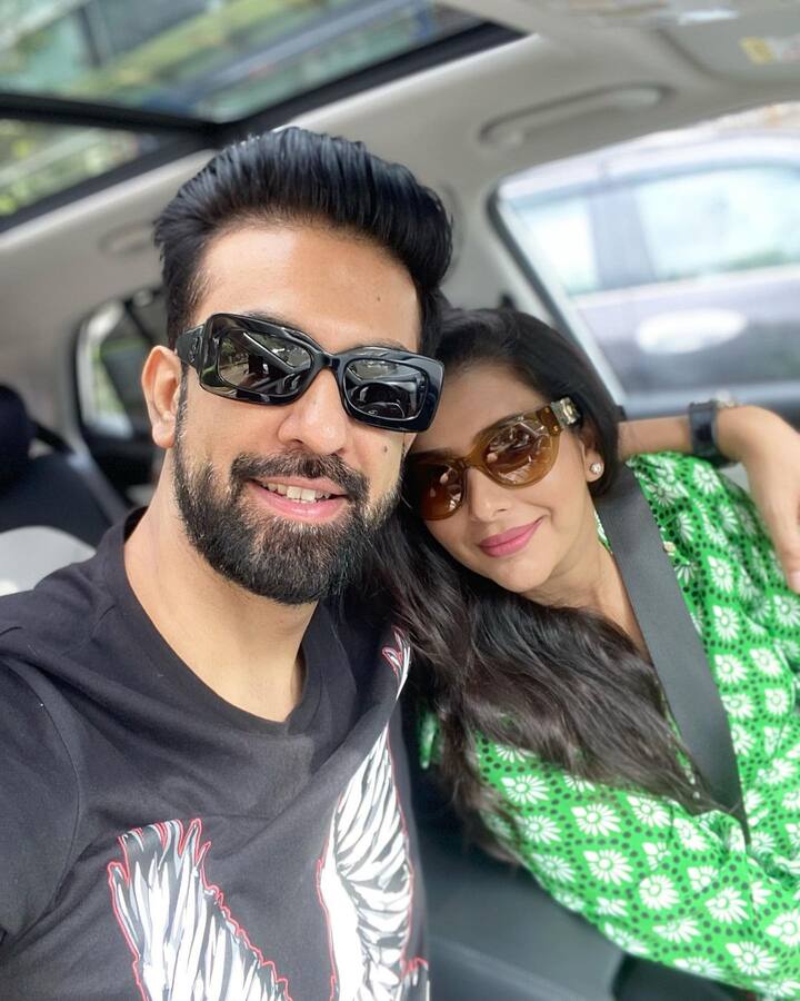 कपल ने कार में बैठ मूवी देखने जाने से पहले भी रोमांटिक सेल्फी शेयर की. तस्वीरें देख लगेगा नहीं कि कुछ दिन पहले चारू और राजीव में झगड़े हो रहे थे और तलाक की नौबत आ चुकी थी.