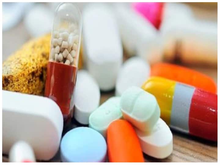 हिल स्टेशन पर घूमने जाएं तो जरूरी दवाएं साथ में रखें. आपके बैग में पेन किलर, सिर दर्द, उल्टी, बुखार और जरूर दवाएं साथ में रखें. इसके अलावा बैंडेज भी साथ रखें.