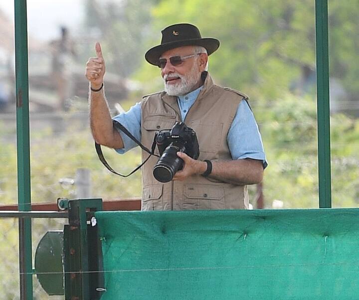 அதன்படி, மத்தியப் பிரதேசத்தின் குனோ தேசியப் பூங்காவில், பிரதமர் நரேந்திர மோடி சிவிங்கிப் புலிகளை விட்டார்
