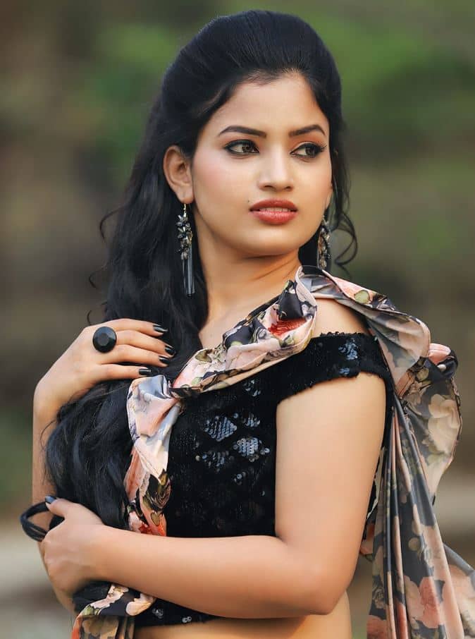 दिग्दर्शक नागराज मंजुळेंचा राष्ट्रीय पुरस्कार विजेता मराठी चित्रपट फॅन्ड्रीमधील साधीभोळी, सोज्वळ शालू अर्थात अभिनेत्री राजेश्वरी खरात आपल्या सौदर्याने चाहत्यांना भुरळ पाडत आहे.