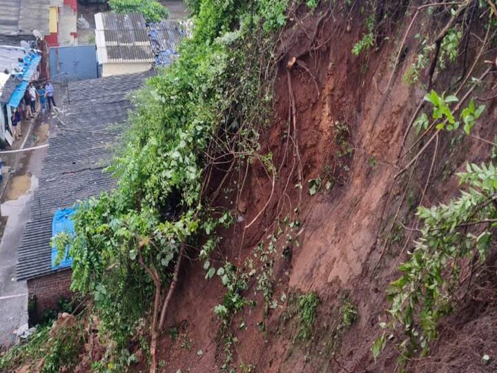 याची माहिती पालिकेच्या अग्निशमन दलाच्या जवानांना मिळताच घटनास्थळी धाव घेत. त्यात दरडीखाली अडकून पडलेला टेम्पो बाजूला केला. सुदैवाने यात कोणतीही मोठी दुर्घटना घडली नाही.