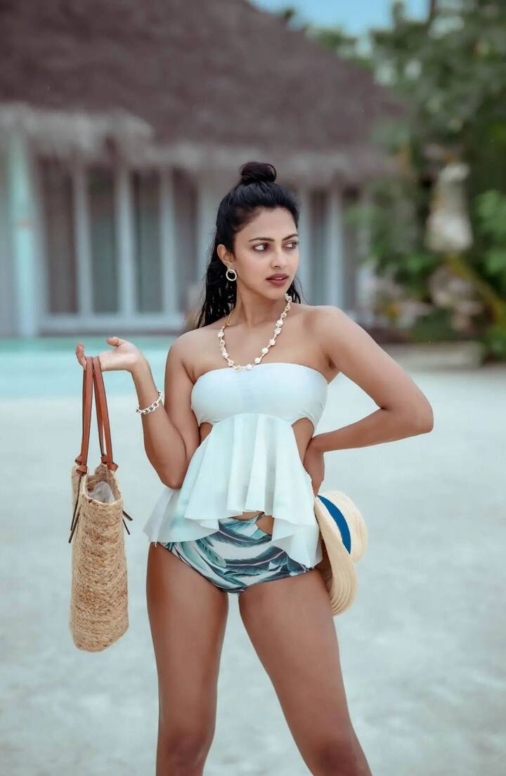 సమయం దొరికితే చాలు మాల్దీవులకు చెక్కేస్తోంది. అక్కడ ఇసుకతిన్నెలపై సేదతీరుతోంది. -Image credit: AmalaPaul/Instagram