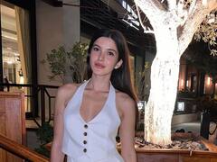 PHOTO: पांढरा शॉर्ट ड्रेस घालून फिरायला निघाली शनाया कपूर, कॅमेऱ्यात कैद झाला ग्लॅमरस लुक!